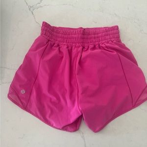 Lululemon Hottie Hot size 4. 4” pink